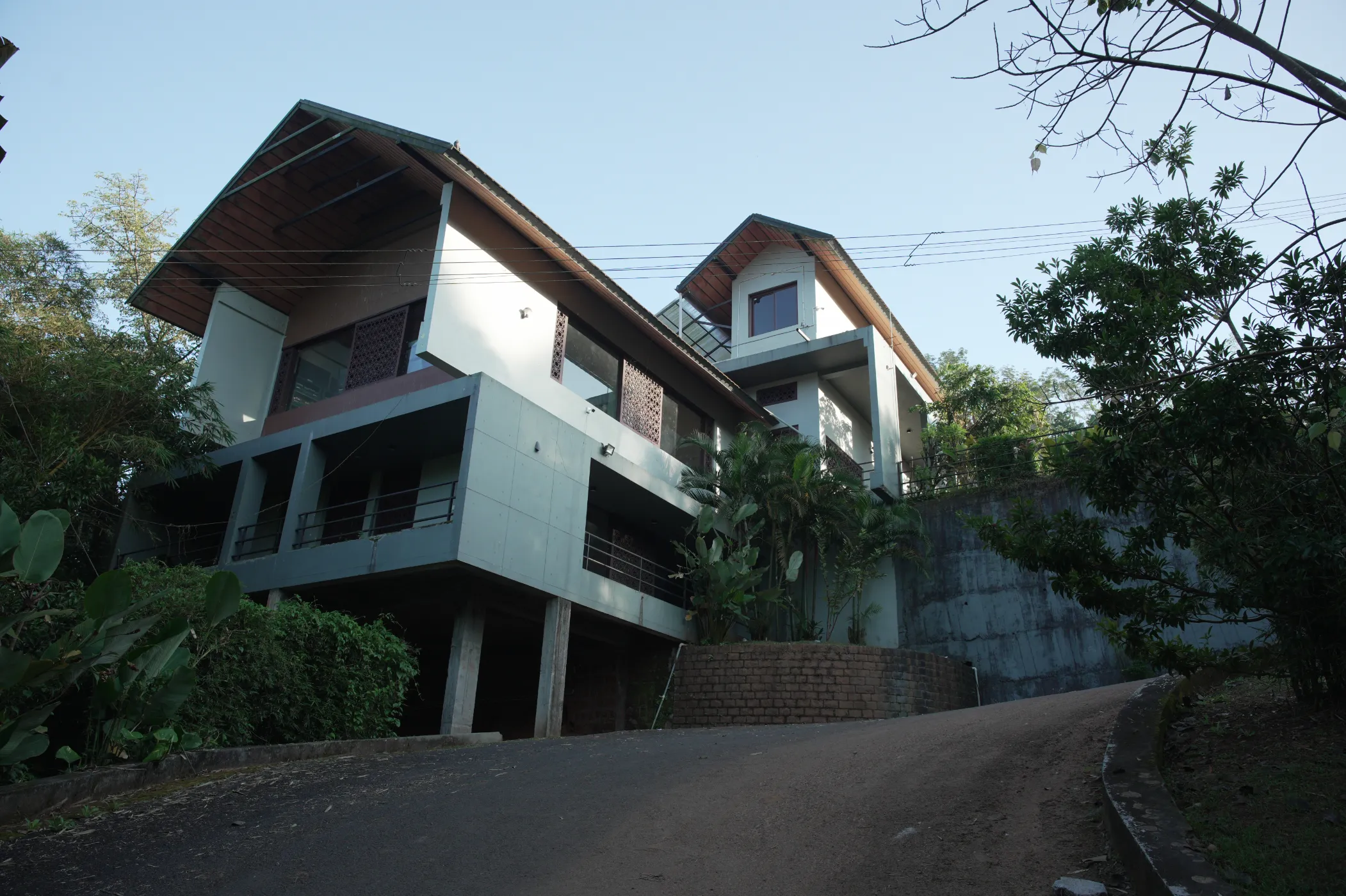 korome-campus-building-close-view-access-road