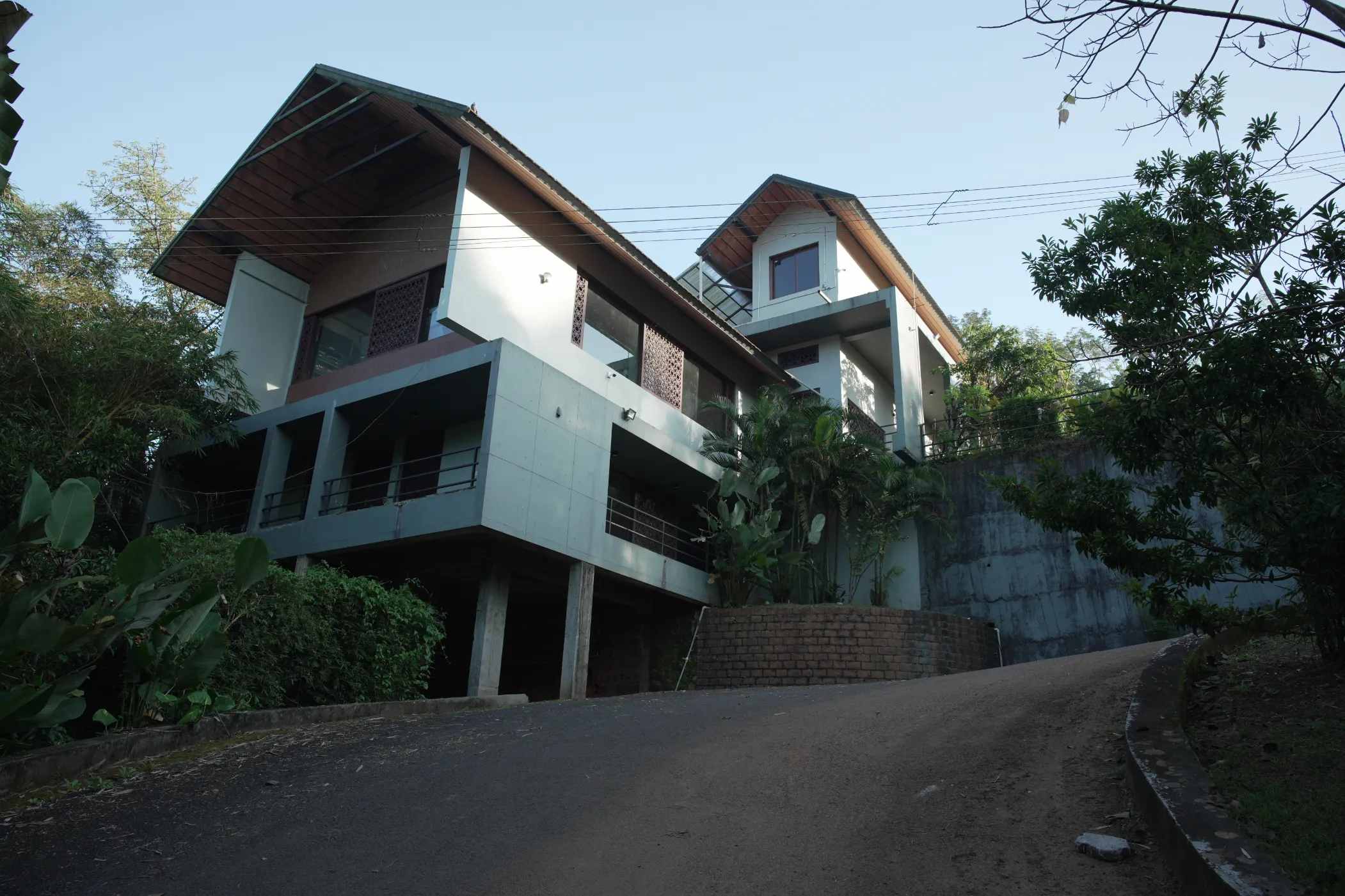 korome-campus-building-from-access-road