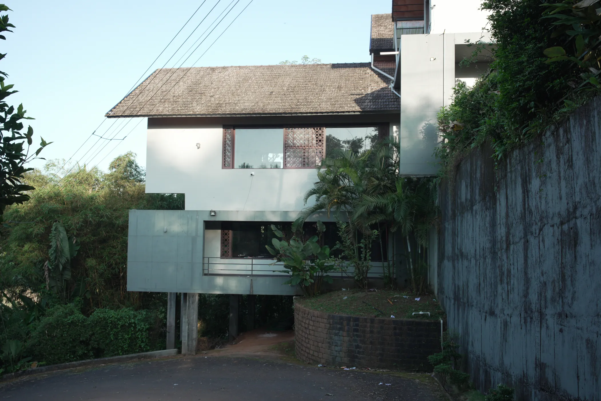 korome-campus-building-front-retaining-wall