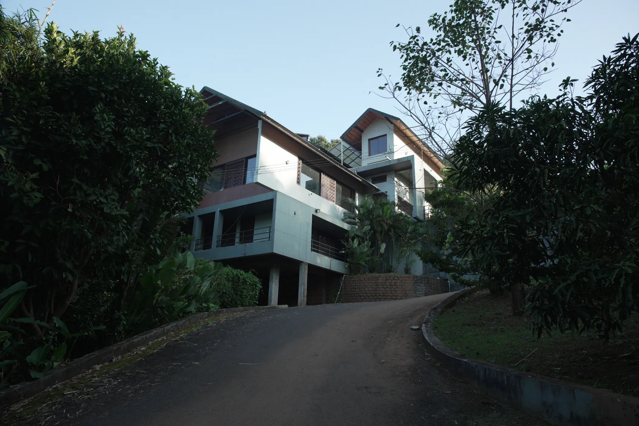 korome-campus-building-tree-lined-road